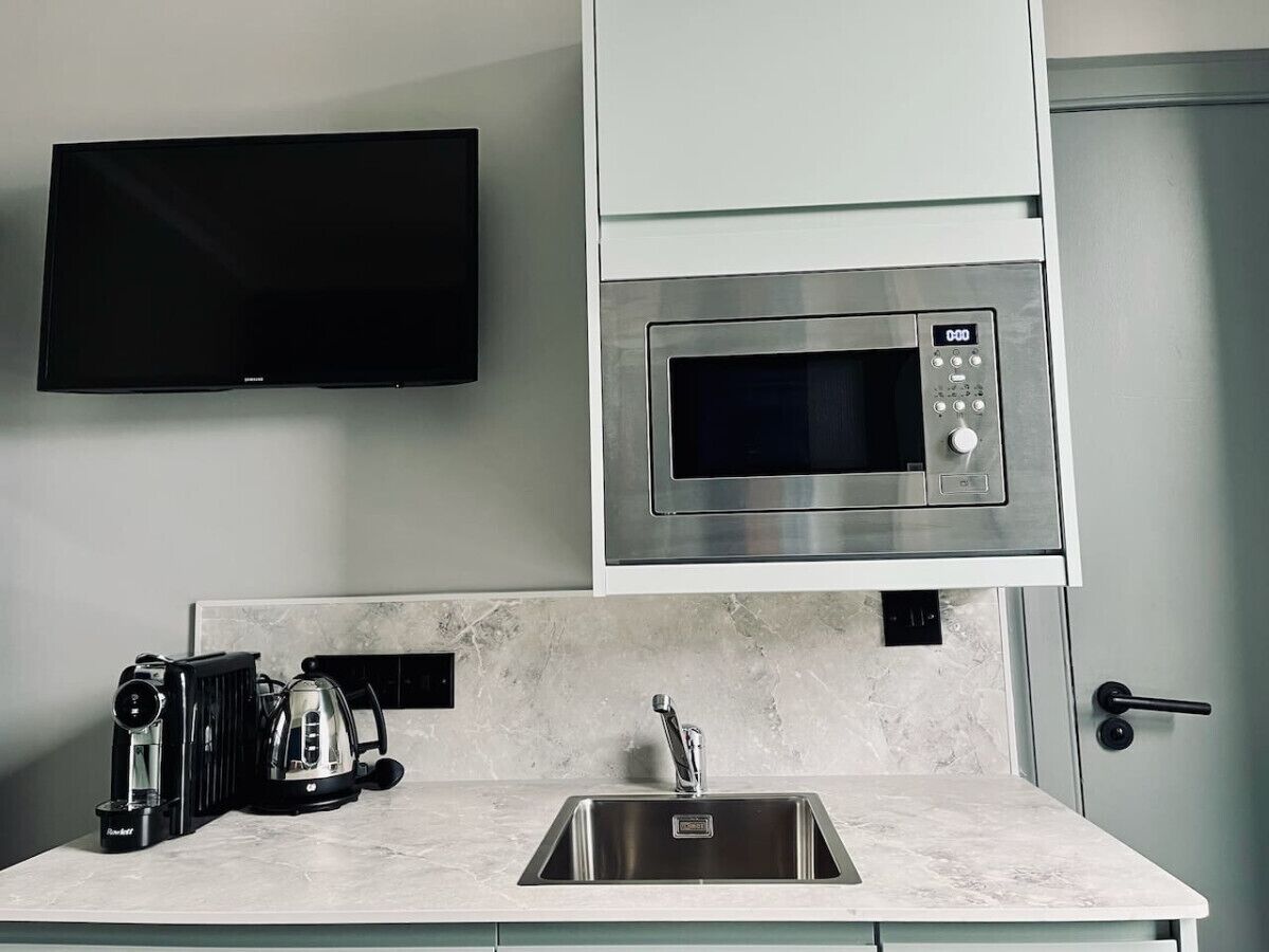 Réfrigérateur, micro-ondes, plaque de cuisson, cafetière/bouilloire