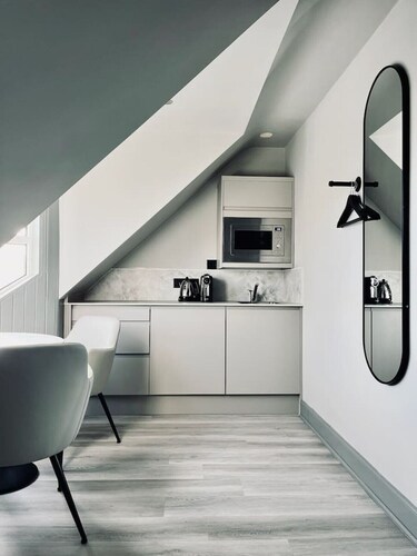 Stylish studio room, twin, en-suite & kitchenette