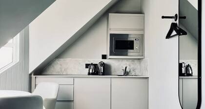 Stylish studio room, twin, en-suite & kitchenette