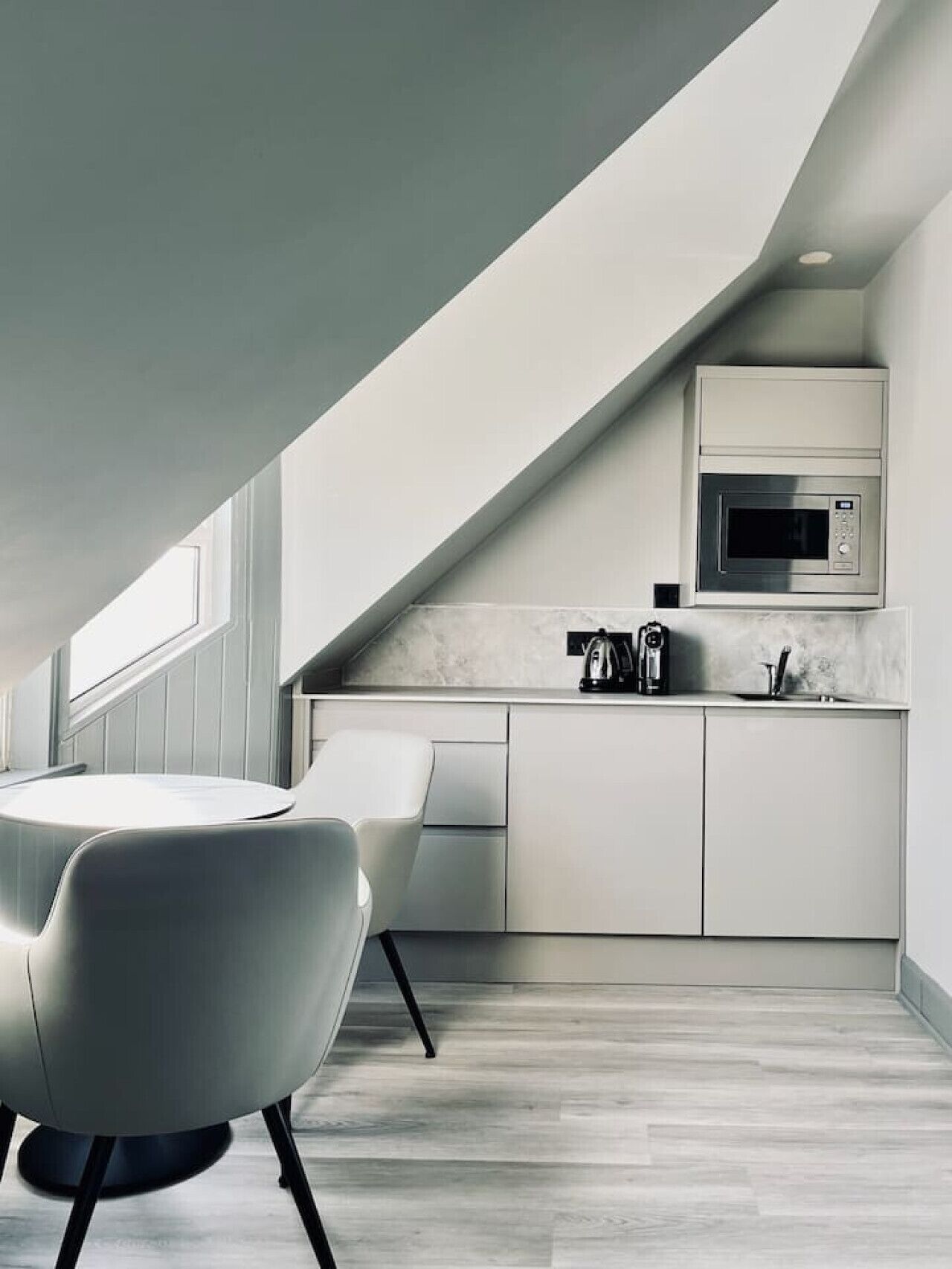 Microondas, placa de cocina, cafetera/tetera, utensilios de cocina