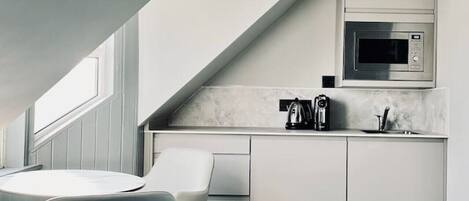 Mikrowelle, Herdplatte, Wasserkocher mit Kaffee-/Teezubehör