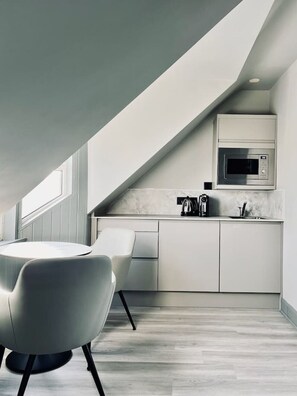 電子レンジ、コンロ、コーヒー / ティーメーカー、調理器具と食器