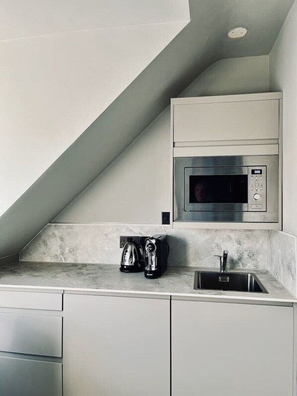 電子レンジ、コンロ、コーヒー / ティーメーカー、調理器具と食器