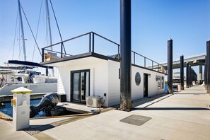 Marina - Coastal Caviar - Beluga Suite - with Rooftop Deck (Charleston)