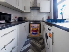 Fridge, microwave, oven - Couldon Lodge Deluxe Double Room 3 (Stoke-on-Trent)