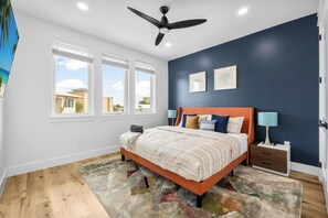 5 Schlafzimmer, Schreibtisch, Bügeleisen/Bügelbrett, Reisekinderbett