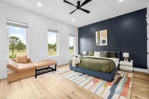 5 makuuhuonetta, työpöytä, silitysrauta/-lauta, vauvan matkasänky