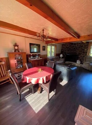 Interior - Cheerful 3 bedroom home with mountain view (North River Bridge)