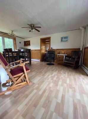 Interior - Cheerful 3 bedroom home with mountain view (North River Bridge)