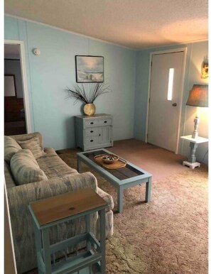 Living area - Pelican Place Surf city , 3 bedroom 2 bath home . (Holly Ridge)