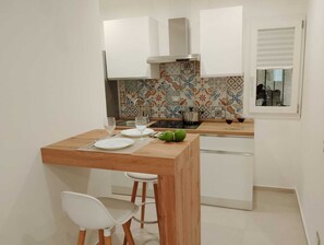 Een koelkast, een oven, een kookplaat, een waterkoker