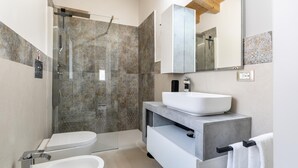 A modern bathroom with a glass shower enclosure, a white sink, and a toilet. - NICA&DAMA fully equipped apartment with 5 beds (Palermo)