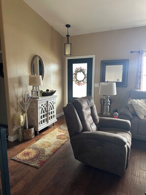 Smart TV, printers - Perfect Sturgis Rally Rental-4+Bed, 3 Bath, Pool,Patio, 3 Car Garage, & more! (Belle Fourche)