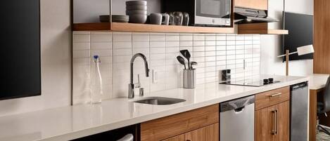 Een koelkast, een magnetron, een kookplaat, een vaatwasser