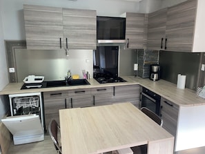 Kühlschrank, Mikrowelle, Ofen, Herdplatte