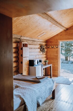 1 bedroom, free WiFi, bed sheets - Spacious Mountain Cabin | 2 Double Beds | Private Bath | No Cleaning Fees (Sundre)