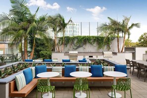 Outdoor dining - Family Fun Guaranteed: Modern Suites steps away from Disneyland (Anaheim)