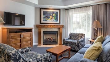 Una televisión, una chimenea