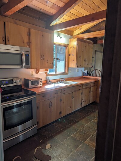 Cozy 2-bedroom Cabin in Lake Almanor Country Club with ample parking