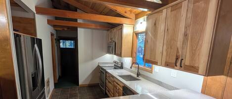 Jääkaappi, mikroaaltouuni, uuni, liesi