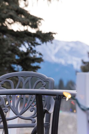 Property grounds - Rustic Mountain Escape | Sleeps 5 | Breakfast Included | No Cleaning Fees (Sundre)