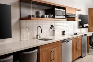 Réfrigérateur, micro-ondes, plaque de cuisson, lave-vaisselle
