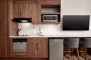Réfrigérateur, micro-ondes, plaque de cuisson, lave-vaisselle
