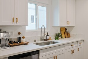 Kylskåp, mikrovågsugn, ugn och spishäll