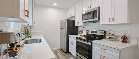 Refrigerador, microondas, horno, placa de cocina