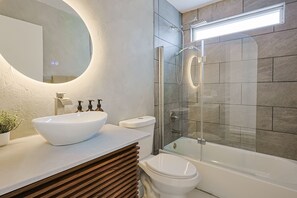 Haartrockner, Handtücher, Seife, Shampoo