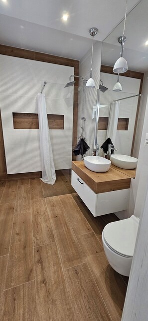 Shower, hair dryer, towels, soap - Spacious villa with 5 bedrooms and WiFi, AC near lake and forest (Zabierzow Bochenski)
