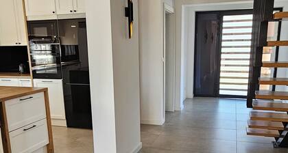 Spacious villa with 5 bedrooms and WiFi, AC near lake and forest