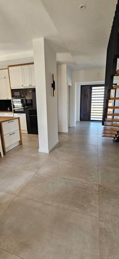 Spacious villa with 5 bedrooms and WiFi, AC near lake and forest