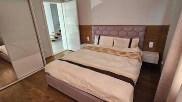 5 quartos, ferros/tábuas de passar roupa, Wi-Fi, roupa de cama