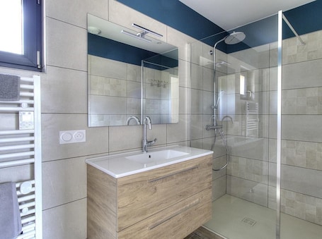 Shower. Gite du Bobet - CHAMBOST LONGESSAIGNE