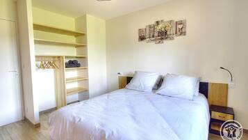 5 bedrooms, iron/ironing board, travel crib, free WiFi