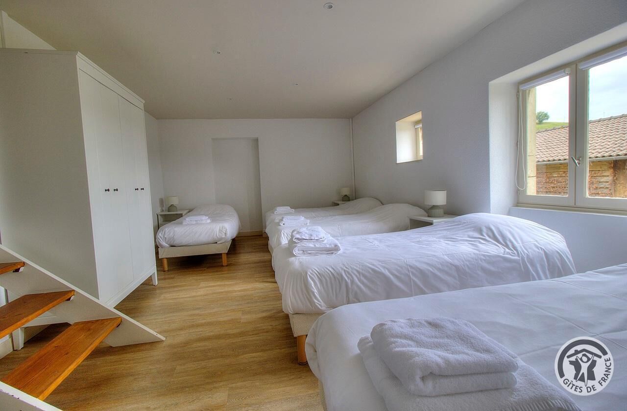 Gîte de l'Annexe des Fournelles - 11 personnes à Saint-Lager dans le Beaujolais - Rhône : chambre familiale n°3 (2ème étage) pour 5 personnes.