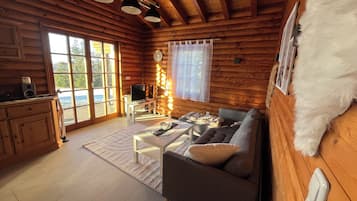 Fernseher, Kamin, Bücher, Stereoanlage