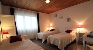 3 chambres, lit parapluie, accès Internet, draps fournis