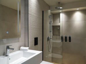 Dusj, toalettartikler (inkludert), hårføner og tøfler