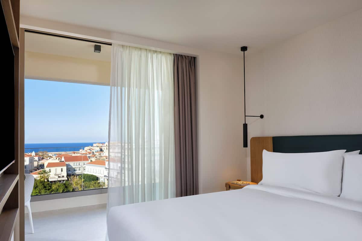 Rom, 1 kingsize-seng, sjøutsikt | Safe på rommet, strykejern/-brett, wi-fi (inkludert) og sengetøy