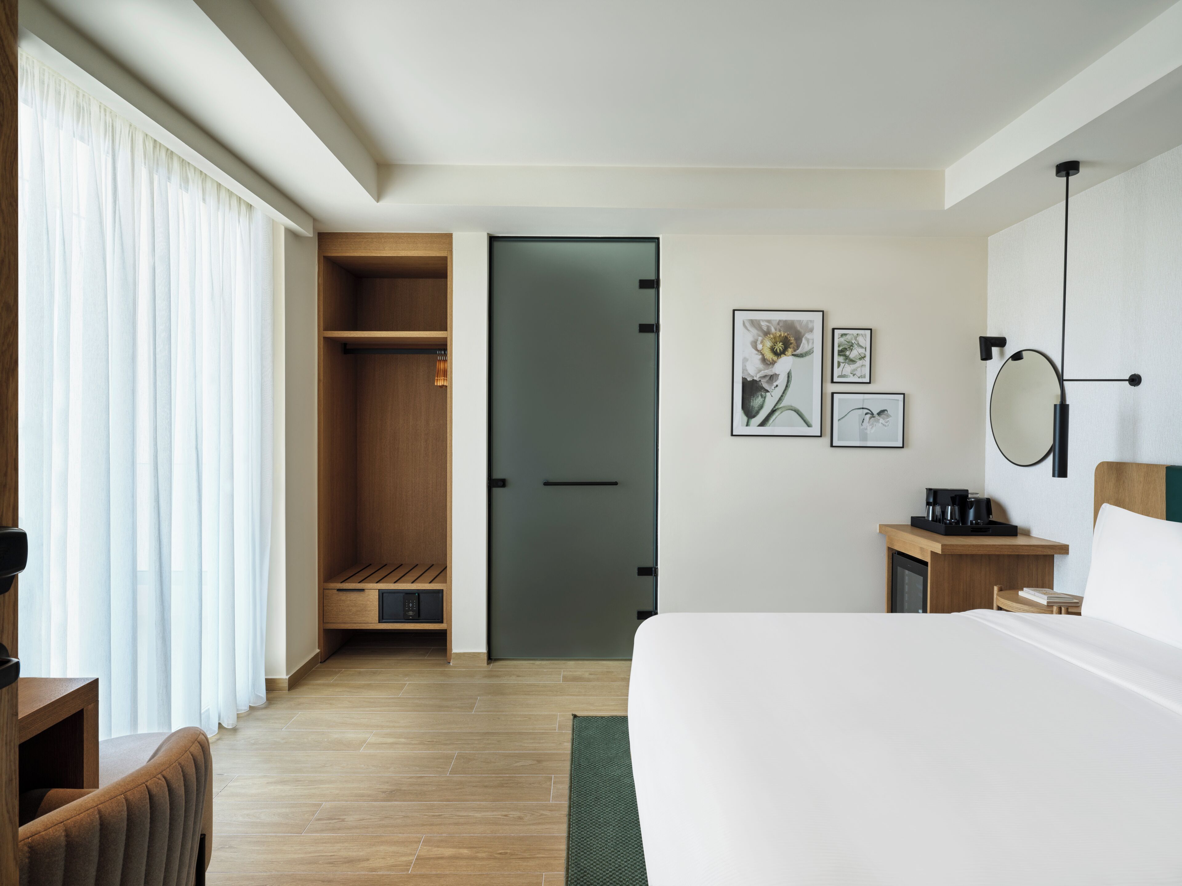 Rom, 1 kingsize-seng, tilgjengelighetstilpasset | Safe på rommet, strykejern/-brett, wi-fi (inkludert) og sengetøy