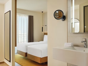 Quarto, 2 camas de solteiro, vista para o mar | Cofres nos quartos, quartos à prova de som
