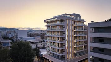 Ένα πολυώροφο ξενοδοχείο με μοντέρνο σχεδιασμό, που διαθέτει μπαλκόνια και μια εντυπωσιακή επιγραφή που αναδεικνύει την επωνυμία Hilton Garden Inn.