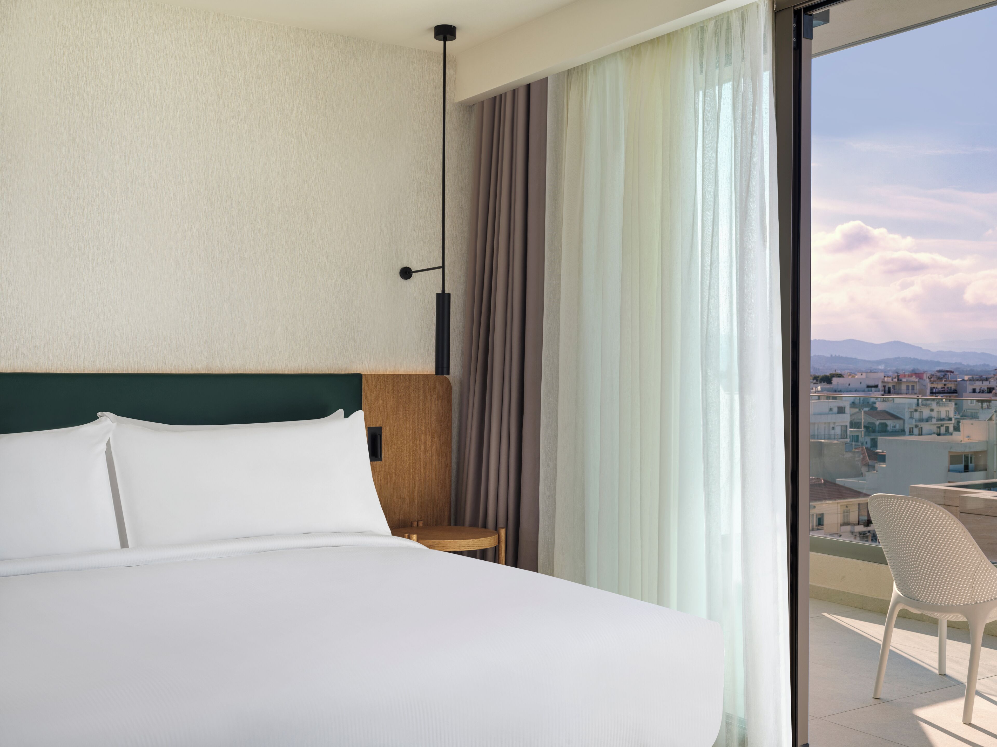 Huone, 1 suuri parisänky | Tallelokero huoneessa, silitysrauta/-lauta, ilmainen Wi-Fi