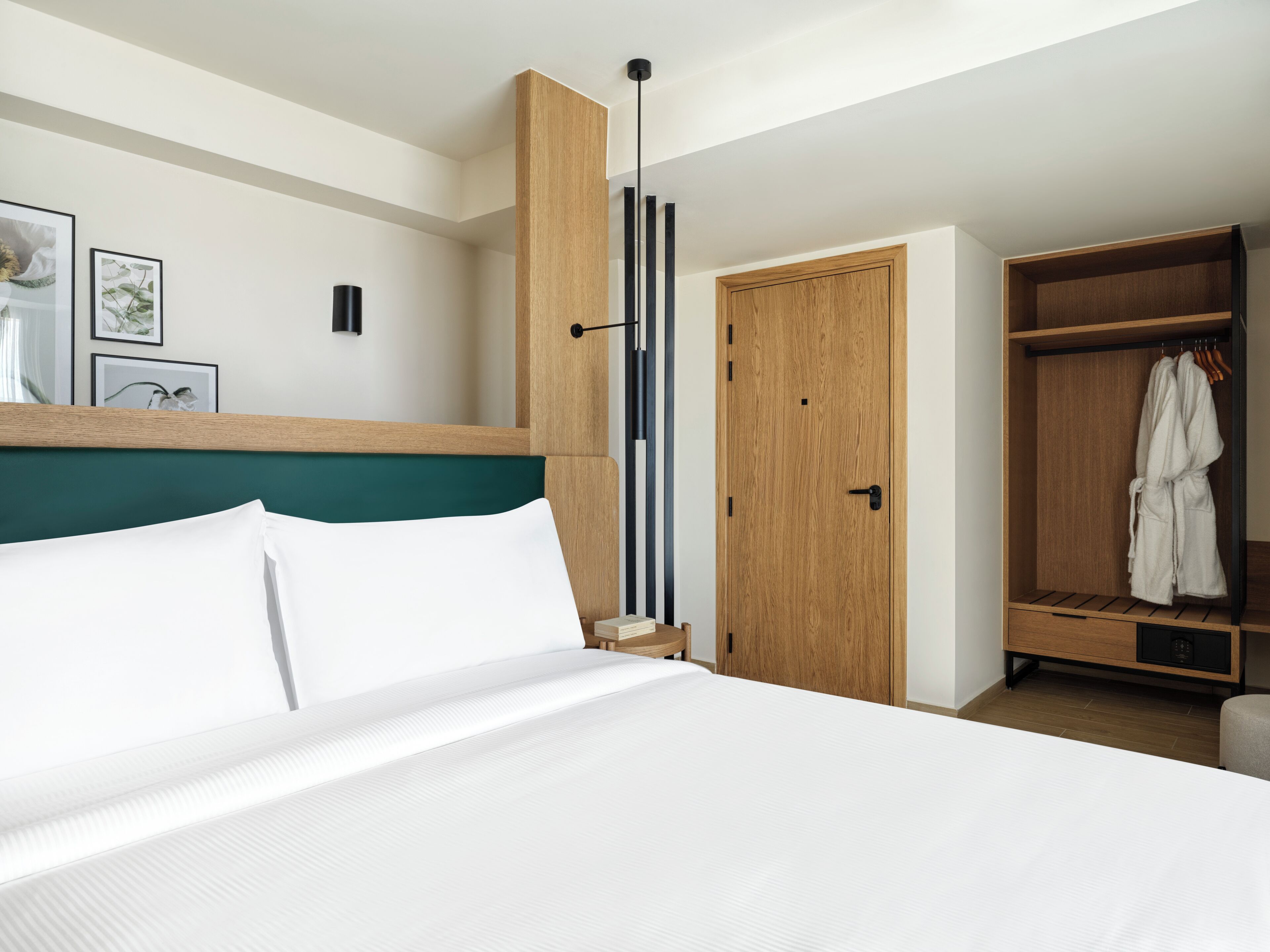 Un dormitorio moderno con una cama grande, un armario de madera y un vestidor.