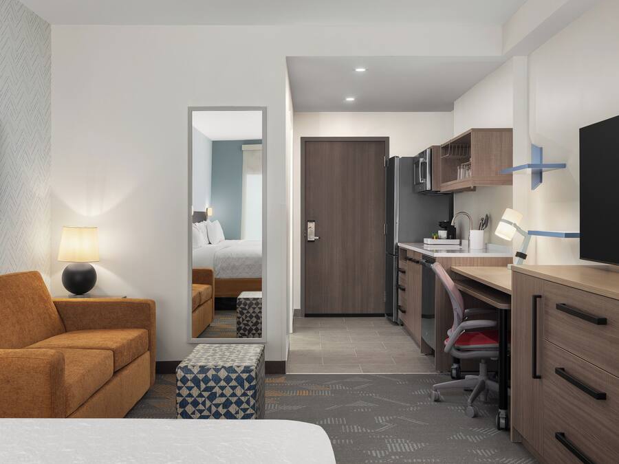 Cassaforte in camera, una scrivania, postazione laptop, tende oscuranti