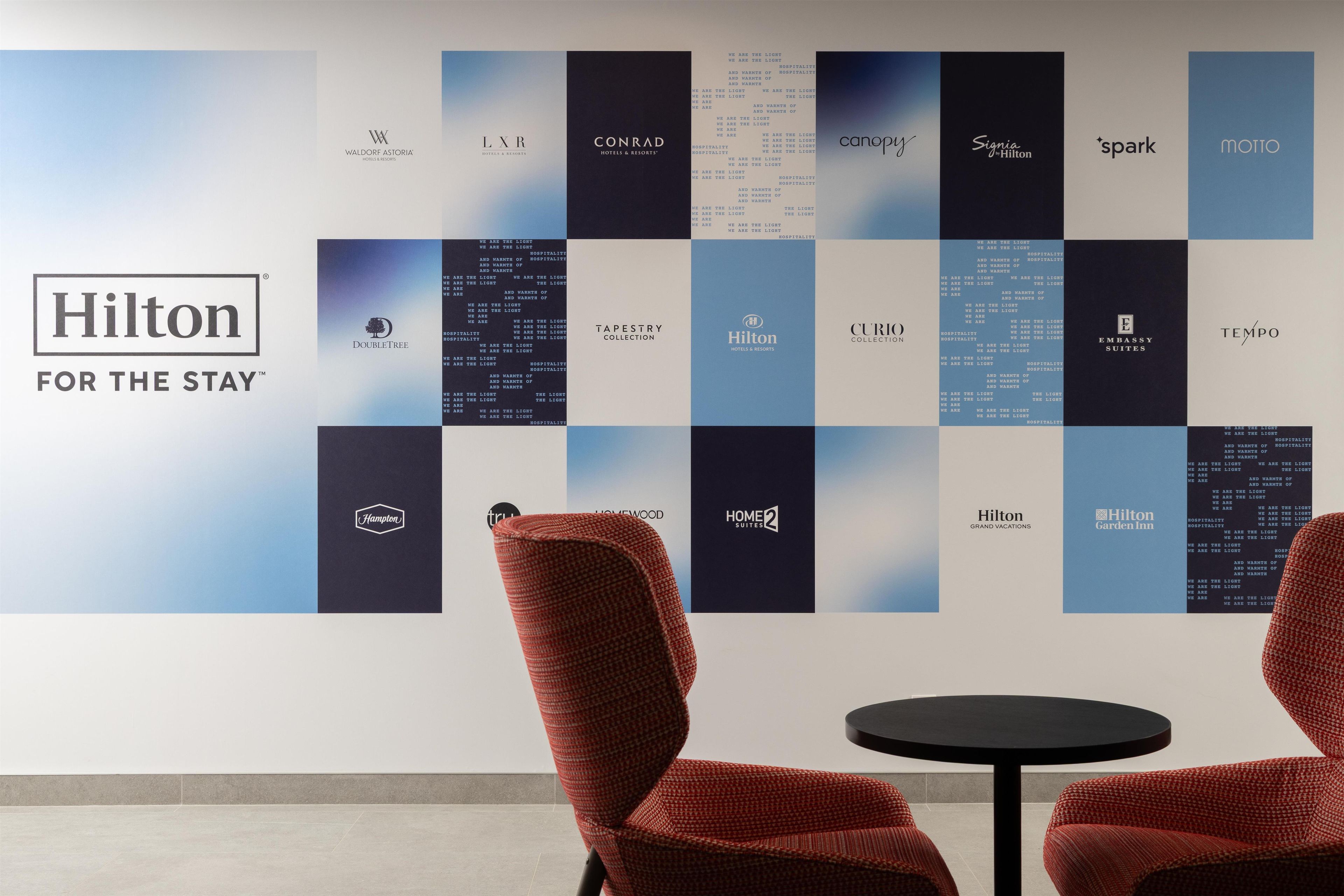 Eine Wand mit mehreren Hotelmarkenlogos und -namen, die eine Auswahl verschiedener Hotelmarken kennzeichnet.