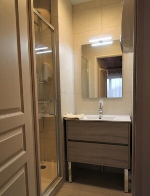 Shower, towels