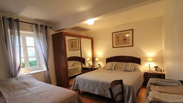 2 bedrooms, travel cot, free WiFi, bed sheets